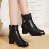 botas preta cano curto, bota couro feminina, botas cano curto preto, bota peluciada, bota cano curto couro, bota de couro feminina cano curto, bota peluciada feminina, bota country cano curto,