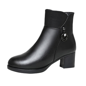 botas preta cano curto, bota couro feminina, botas cano curto preto, bota peluciada, bota cano curto couro, bota de couro feminina cano curto, bota peluciada feminina, bota country cano curto,