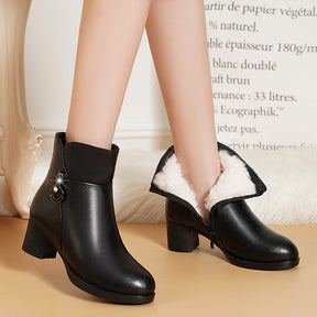 botas preta cano curto, bota couro feminina, botas cano curto preto, bota peluciada, bota cano curto couro, bota de couro feminina cano curto, bota peluciada feminina, bota country cano curto,