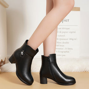 botas preta cano curto, bota couro feminina, botas cano curto preto, bota peluciada, bota cano curto couro, bota de couro feminina cano curto, bota peluciada feminina, bota country cano curto,